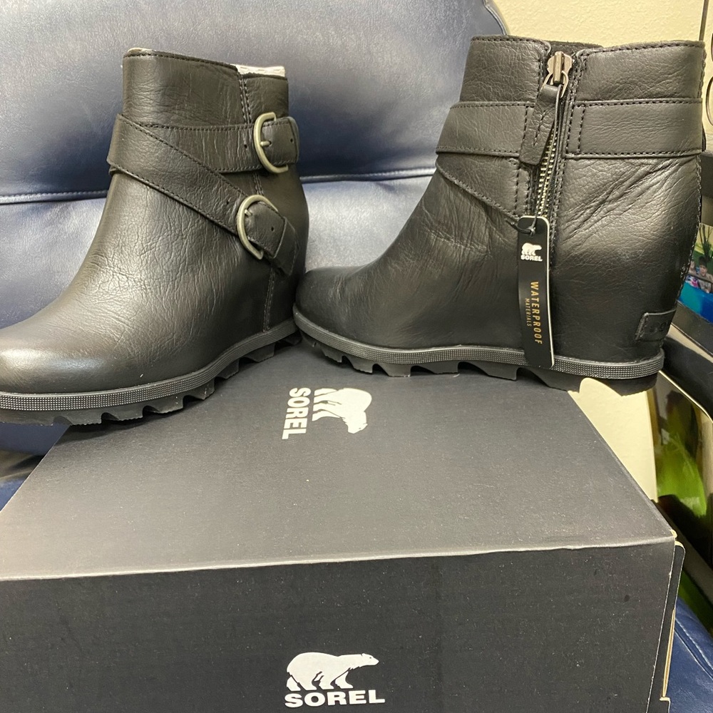 brand new Sorel black leather wedge boots